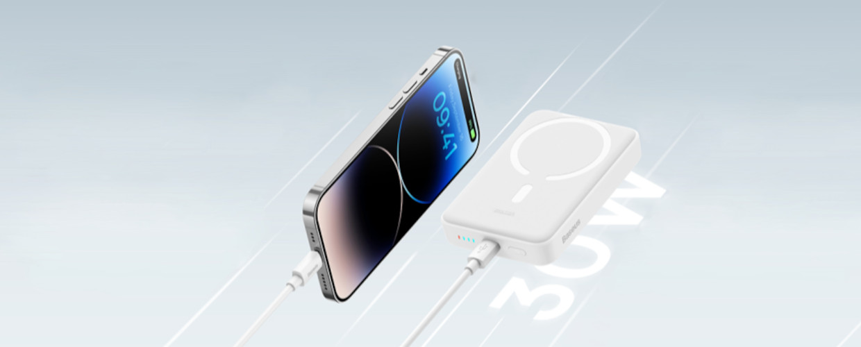 Ilustratie cu acumulatorul Baseus Magnetic Mini Wireless Fast Charger conectat la un iPhone 14 Pro prin cablu.