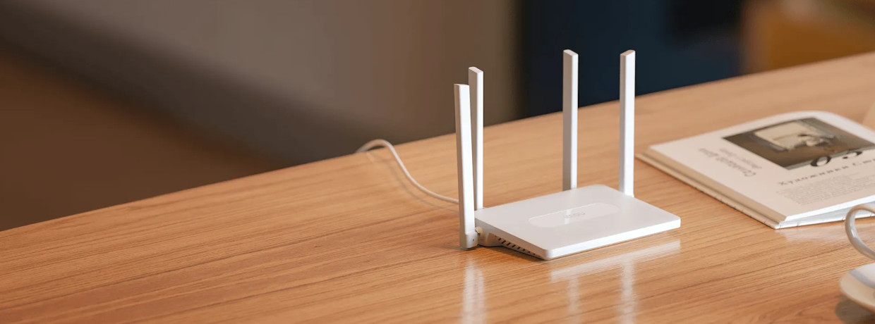 Vedere cu router-ul Imou HR12G pe o masa de lemn.