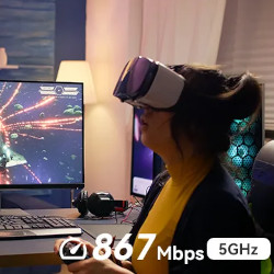 Ilustratie cu o doamna care se joaca cu un dispozitiv VR pe cap, si cu viteza de 867 Mbps la 5 GHz.