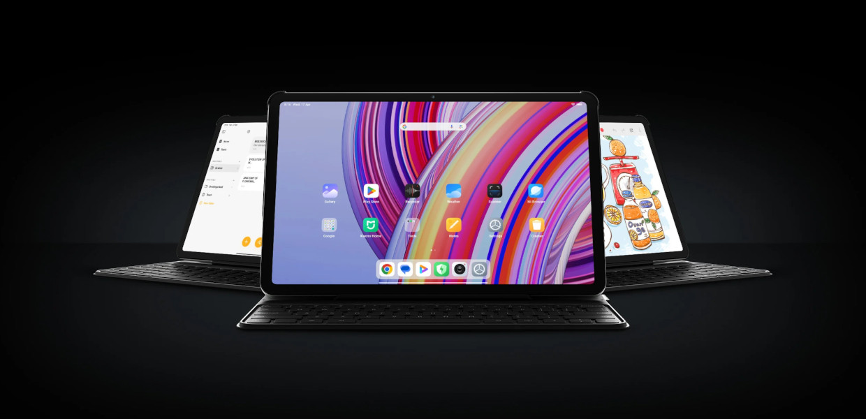 Cadru cu trei tablete Xiaomi Redmi Pad Pro, 12.1 care au atasate tastaturile Redmi Keyboard, si care exemplifica usurinta de interconectare intre tabletele Xiaomi Redmi.