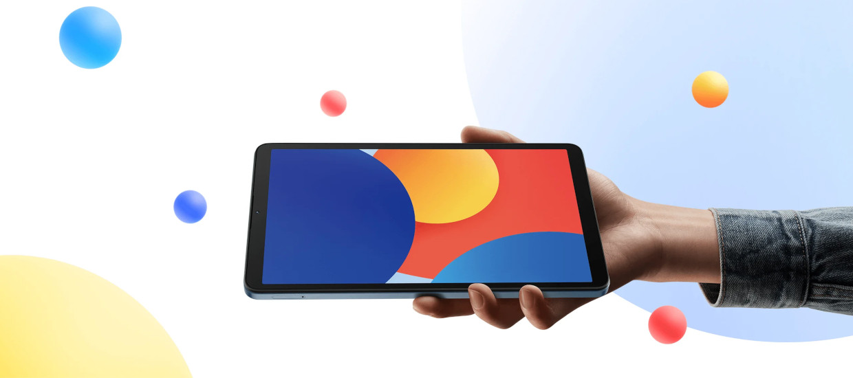 Vedere cu tableta Xiaomi Redmi Pad SE, 8.7 inch, 4GB RAM, 128GB cu ecranul in sus, fiind tinuta in mana de o persoana.