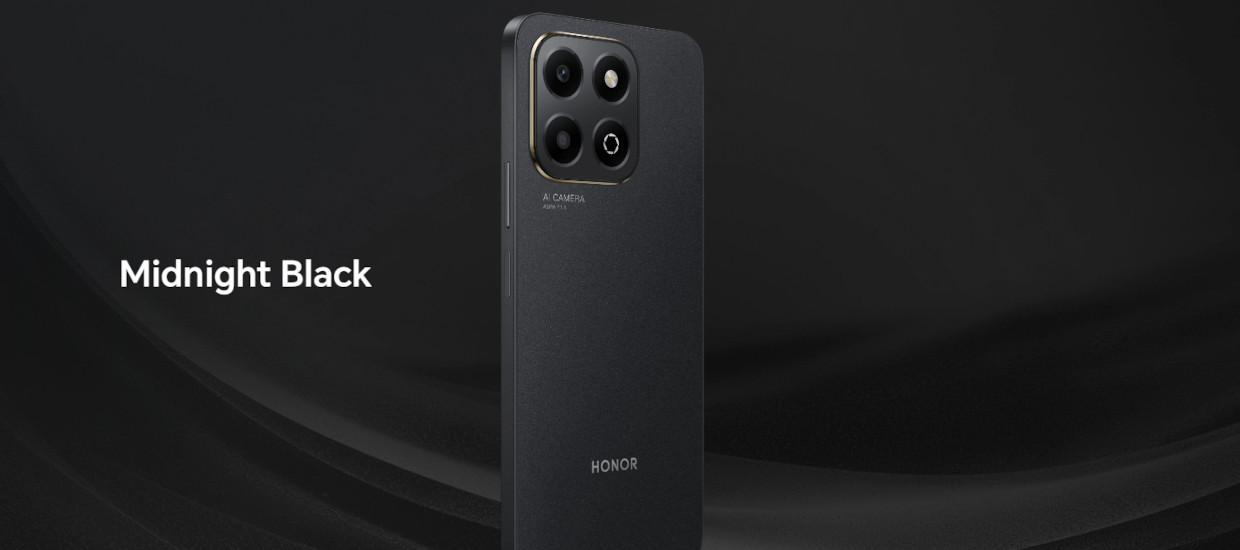 Poza cu telefonul Honor X6b in culoarea Midnight Black, in pozitie verticala cu spatele.